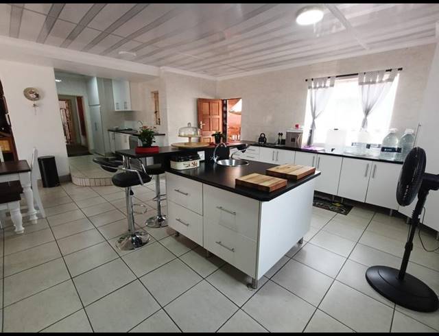 5 BEDROOM HOUSE FOR SALE IN SELECTION PARK
